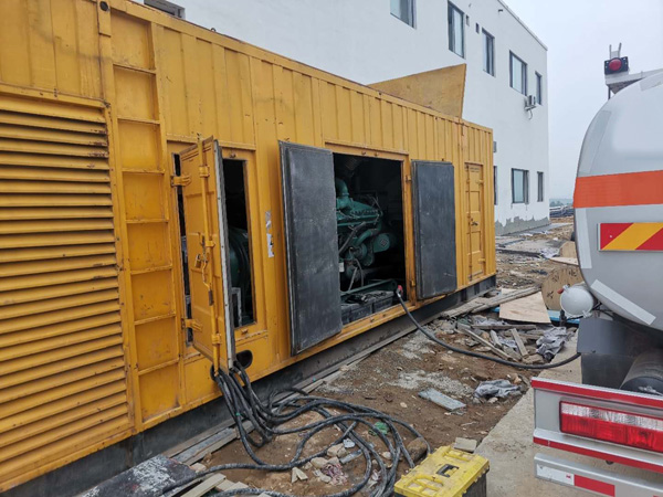 新乡如何在发电机出租合同中约定设备的维修和保养责任？