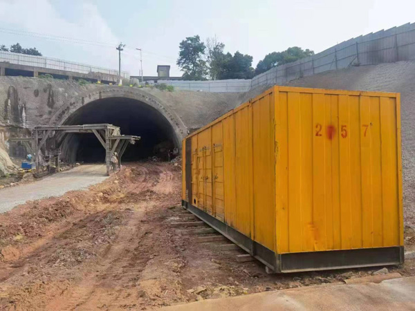 新乡发电机出租自启装置的工作原理是什么？